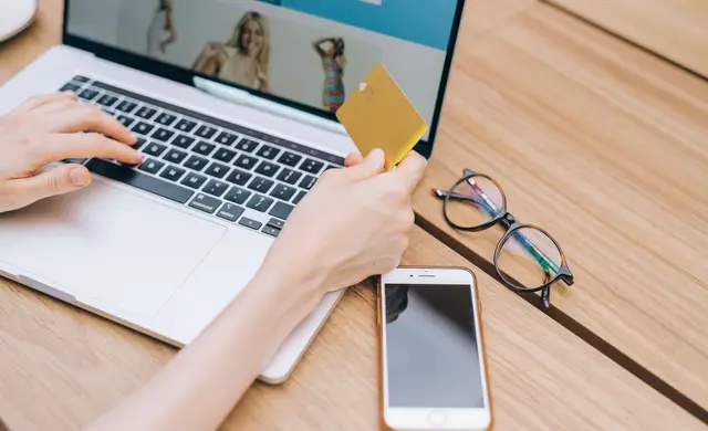 Écran e-commerce observé pendant une étape de travail